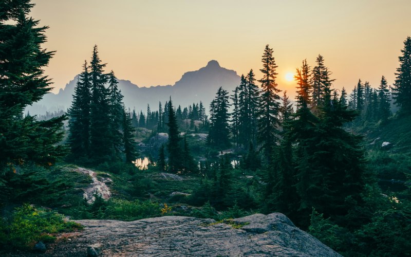 Smoky morning in Cascades